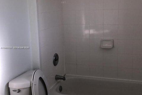 Townhouse in Florida City, Florida 3 bedrooms № 2043007 - photo 2