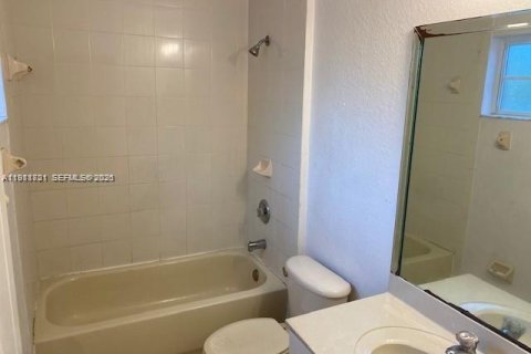 Townhouse in Florida City, Florida 3 bedrooms № 2043007 - photo 9