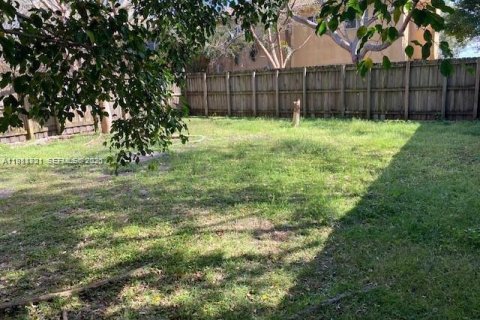 Townhouse in Florida City, Florida 3 bedrooms № 2043007 - photo 11