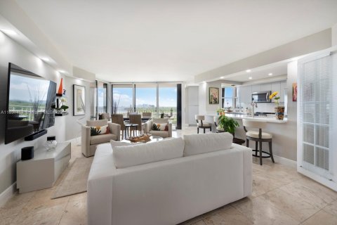 Condo in Miami, Florida, 2 bedrooms  № 1833702 - photo 1