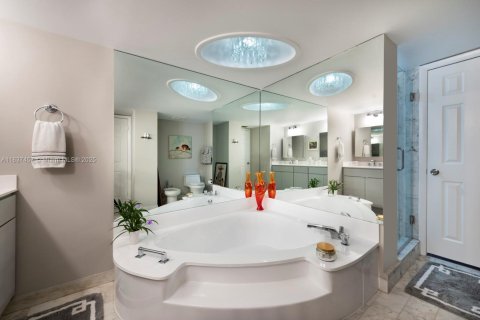 Condo in Miami, Florida, 2 bedrooms  № 1833702 - photo 7