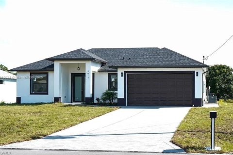 House in Lehigh Acres, Florida 3 bedrooms, 142.7 sq.m. № 1768535 - photo 1