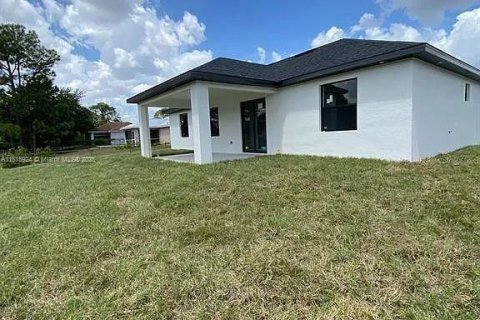 House in Lehigh Acres, Florida 3 bedrooms, 142.7 sq.m. № 1768535 - photo 22
