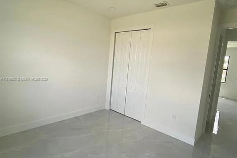 House in Lehigh Acres, Florida 3 bedrooms, 142.7 sq.m. № 1768535 - photo 13