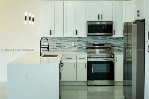 House in Lehigh Acres, Florida 3 bedrooms, 142.7 sq.m. № 1768535 - photo 5