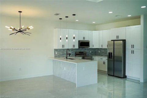 House in Lehigh Acres, Florida 3 bedrooms, 142.7 sq.m. № 1768535 - photo 6