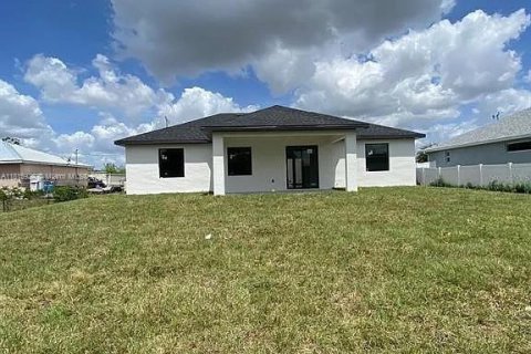 House in Lehigh Acres, Florida 3 bedrooms, 142.7 sq.m. № 1768535 - photo 19