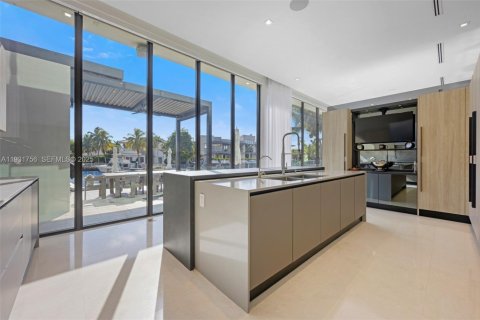 Снять в аренду виллу или дом в Норт-Майами-Бич, Флорида 5 спален, 510.22м2, № 2034803 - фото 14