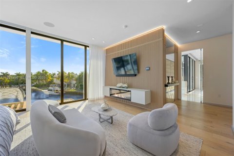 Снять в аренду виллу или дом в Норт-Майами-Бич, Флорида 5 спален, 510.22м2, № 2034803 - фото 21