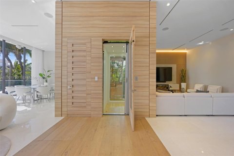 Снять в аренду виллу или дом в Норт-Майами-Бич, Флорида 5 спален, 510.22м2, № 2034803 - фото 12