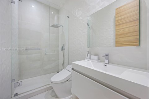 Снять в аренду виллу или дом в Норт-Майами-Бич, Флорида 5 спален, 510.22м2, № 2034803 - фото 28