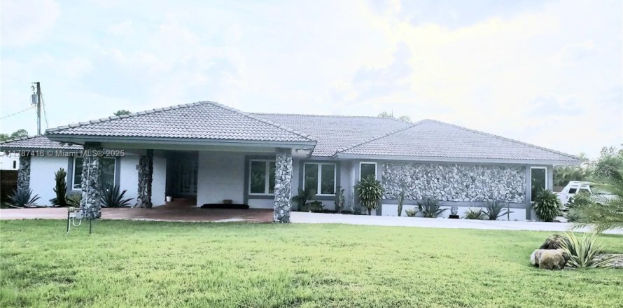 House in Homestead, Florida 6 bedrooms, 407.84 sq.m. № 1867173