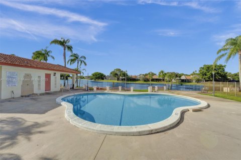 Copropriété à vendre à Pembroke Pines, Floride: 2 chambres, 79.9 m2 № 2153895 - photo 17