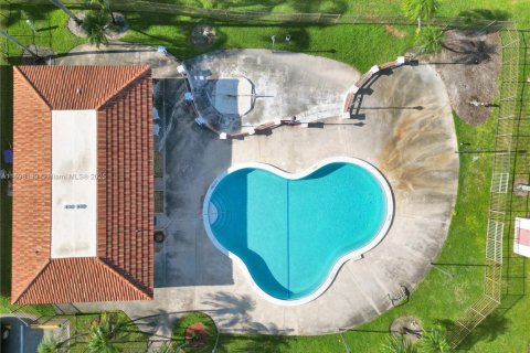 Copropriété à vendre à Pembroke Pines, Floride: 2 chambres, 79.9 m2 № 2153895 - photo 15