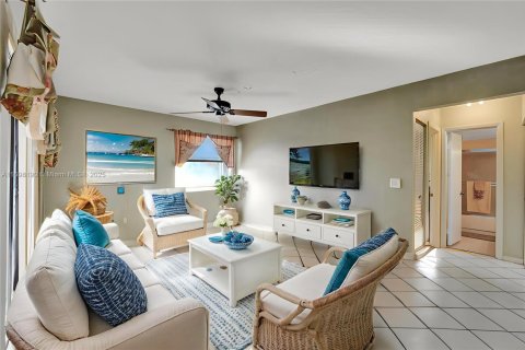 Copropriété à vendre à Pembroke Pines, Floride: 2 chambres, 79.9 m2 № 2153895 - photo 2