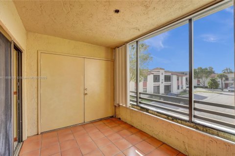 Copropriété à vendre à Pembroke Pines, Floride: 2 chambres, 79.9 m2 № 2153895 - photo 13