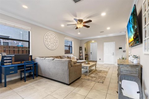 Купить виллу или дом в Хомстед, Флорида 5 спален, 231.51м2, № 1896764 - фото 8