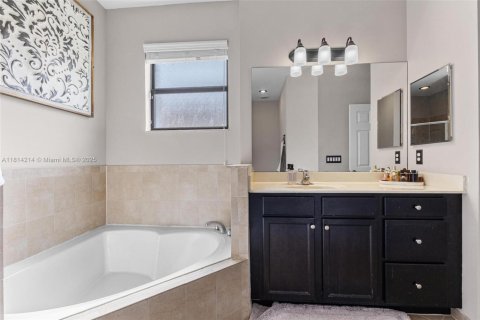 Купить виллу или дом в Хомстед, Флорида 5 спален, 231.51м2, № 1896764 - фото 20