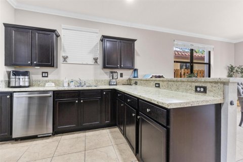 Купить виллу или дом в Хомстед, Флорида 5 спален, 231.51м2, № 1896764 - фото 12