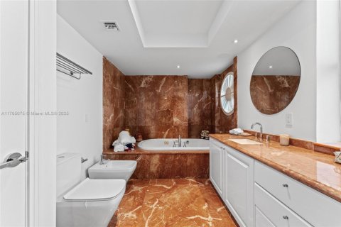 Condo in Miami Beach, Florida, 4 bedrooms  № 1943232 - photo 16