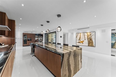 Condo in Miami Beach, Florida, 4 bedrooms  № 1943232 - photo 12