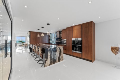 Condo in Miami Beach, Florida, 4 bedrooms  № 1943232 - photo 11