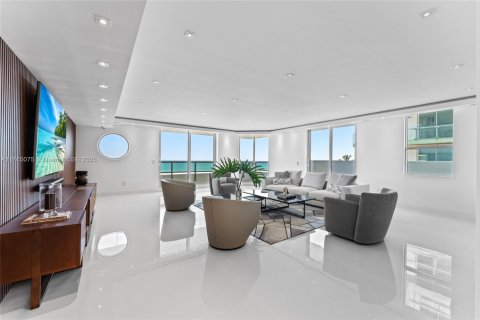 Condo in Miami Beach, Florida, 4 bedrooms  № 1943232 - photo 2
