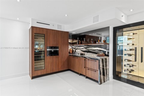 Condo in Miami Beach, Florida, 4 bedrooms  № 1943232 - photo 13