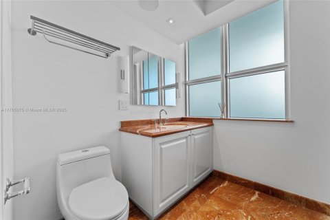 Condo in Miami Beach, Florida, 4 bedrooms  № 1943232 - photo 26