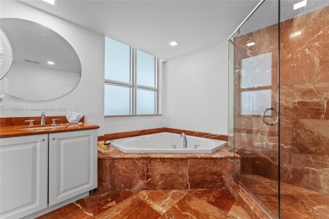 Condo in Miami Beach, Florida, 4 bedrooms  № 1943232 - photo 22