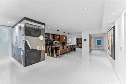 Condo in Miami Beach, Florida, 4 bedrooms  № 1943232 - photo 10