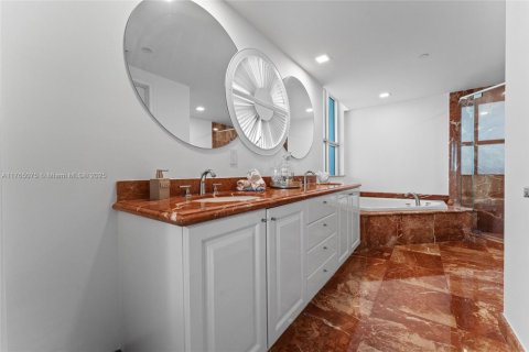 Condo in Miami Beach, Florida, 4 bedrooms  № 1943232 - photo 21