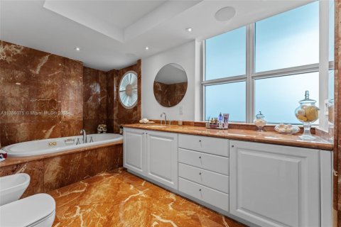 Condo in Miami Beach, Florida, 4 bedrooms  № 1943232 - photo 17