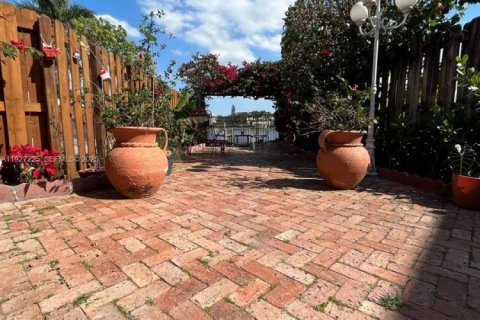 Villa ou maison à vendre à Miami, Floride: 4 chambres № 1986211 - photo 3