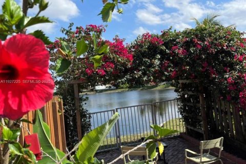 Villa ou maison à vendre à Miami, Floride: 4 chambres № 1986211 - photo 2