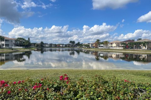 Villa ou maison à vendre à Miami, Floride: 4 chambres № 1986211 - photo 1