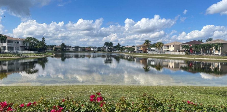 Villa ou maison à Miami, Floride 4 chambres № 1986211