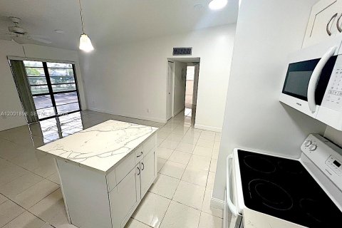 Copropriété à vendre à Tamarac, Floride: 2 chambres, 76.18 m2 № 2066147 - photo 12