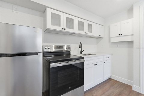 Снять в аренду квартиру в Мадейра - Бич, Флорида 3 комнаты, 41.81м2, № 2093734 - фото 5