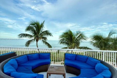 Condo in Miami Beach, Florida, 2 bedrooms  № 1953619 - photo 27