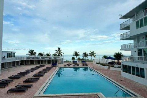 Condo in Miami Beach, Florida, 2 bedrooms  № 1953619 - photo 20