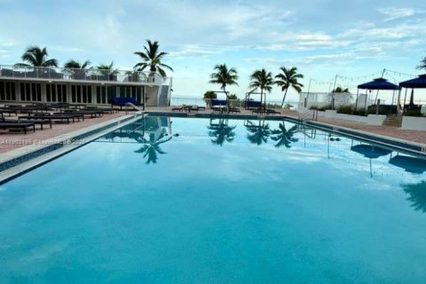 Condo in Miami Beach, Florida, 2 bedrooms  № 1953619 - photo 22