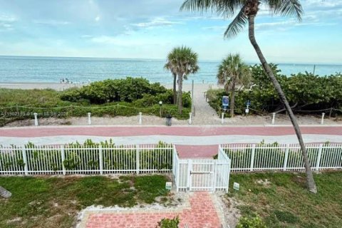 Condo in Miami Beach, Florida, 2 bedrooms  № 1953619 - photo 29