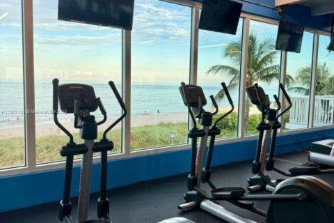 Condo in Miami Beach, Florida, 2 bedrooms  № 1953619 - photo 23