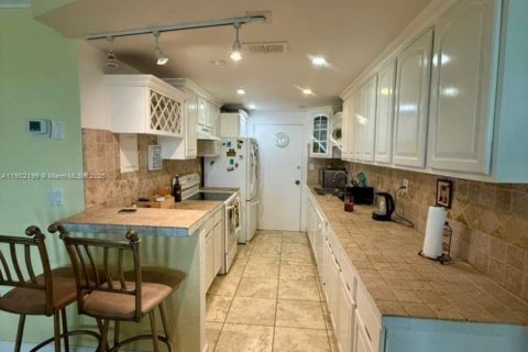 Condo in Miami Beach, Florida, 2 bedrooms  № 1953619 - photo 6