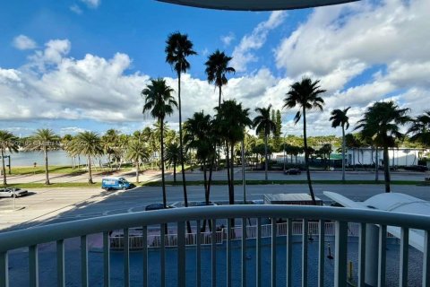 Condo in Miami Beach, Florida, 2 bedrooms  № 1953619 - photo 2