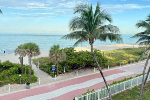 Condo in Miami Beach, Florida, 2 bedrooms  № 1953619 - photo 30