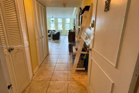 Condo in Miami Beach, Florida, 2 bedrooms  № 1953619 - photo 15