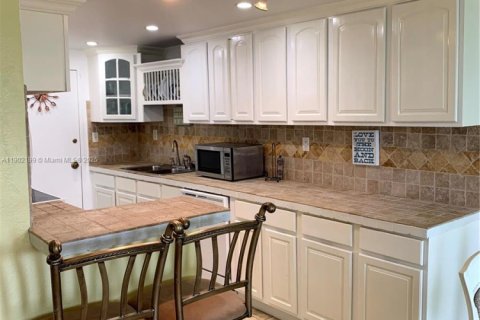 Condo in Miami Beach, Florida, 2 bedrooms  № 1953619 - photo 5