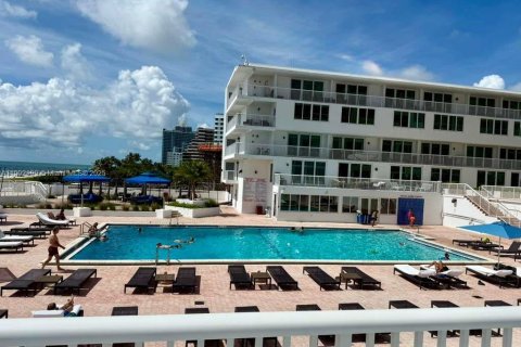 Condo in Miami Beach, Florida, 2 bedrooms  № 1953619 - photo 19